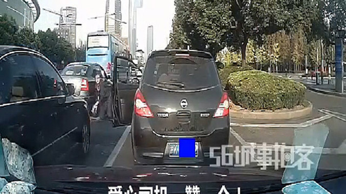 Dừng xe để cứu mèo con kẹt dưới gầm xe khác