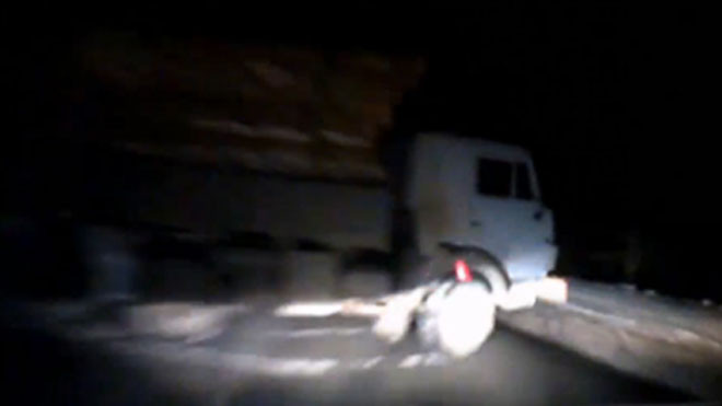 Xe tải gây tai nạn vì đậu chắn ngang đường