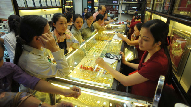 Vàng giảm phiên thứ 14, USD đi ngang