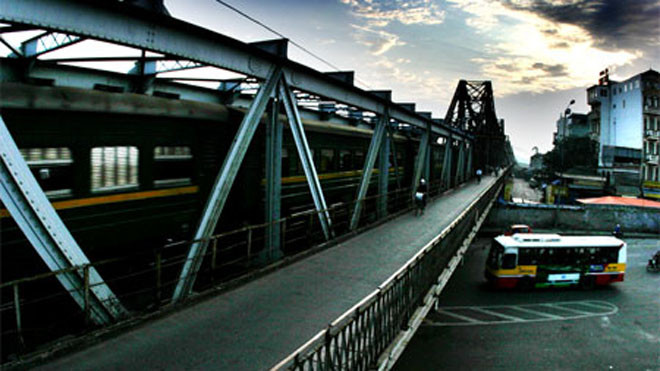 Hiện cầu Long Biên đang khai thác chung đường sắt và đường bộ