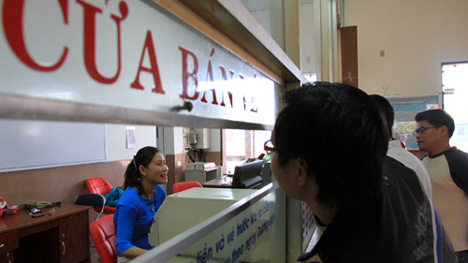 Mua vé điện tử để giảm thời gian đến ga của hành khách. Ảnh: Nguyễn Đông/ VnExpress.