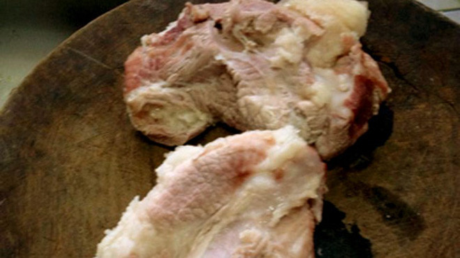 Sử dụng nước nhiễm amoni, thịt luộc chín mà vẫn đỏ như sống. 