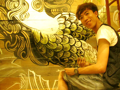 Kiến trúc sư Trọng Lee đang vẽ tác phẩm nàng tiên cá 2 đuôi, hình ảnh độc quyền của một thương hiệu cà phê toàn cầu nổi tiếng. Ảnh: VnExpress