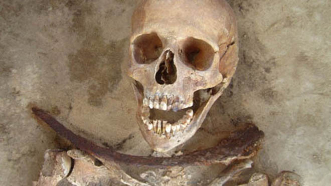 Một hài cốt ma cà rồng, khoảng 30-39 tuổi, được phát hiện với chiếc lưỡi hãi đặt trên cổ. Ảnh: Amy Scott