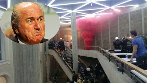 Cảnh sát chống bạo động phải ngăn cản nhóm sinh viên biểu tình bằng bom khói. Ảnh: Bild.