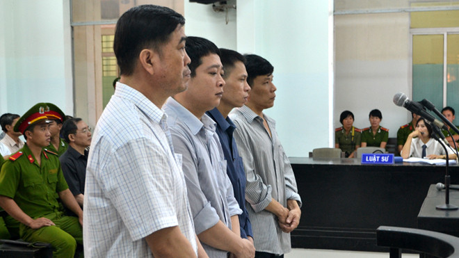 Các bị cáo Sơn, Quang, Hùng, Giáp truớc vành móng ngựa