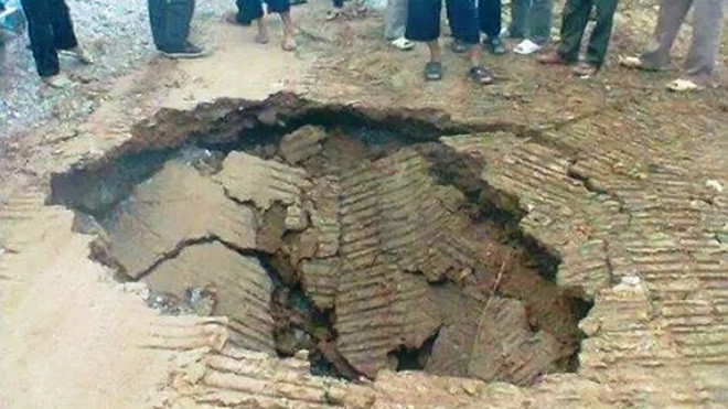 Hố sụt lún mới xuất hiện ở hố tử thần vừa lấp trước đó