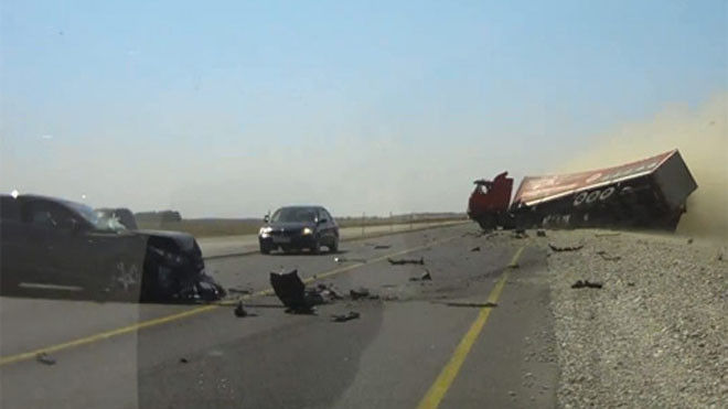 Nữ tài xế ngủ gật lao vào xe tải ngược chiều