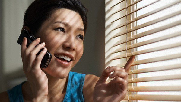 Thùy cầm điện thoại bấm số chồng (ảnh minh họa).