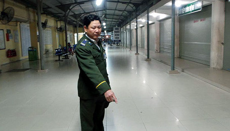  Anh Thành chỉ nơi nhặt được số tiền của bệnh nhân. 