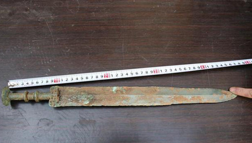 Thanh kiếm cổ bằng đồng. Ảnh: news.163.com