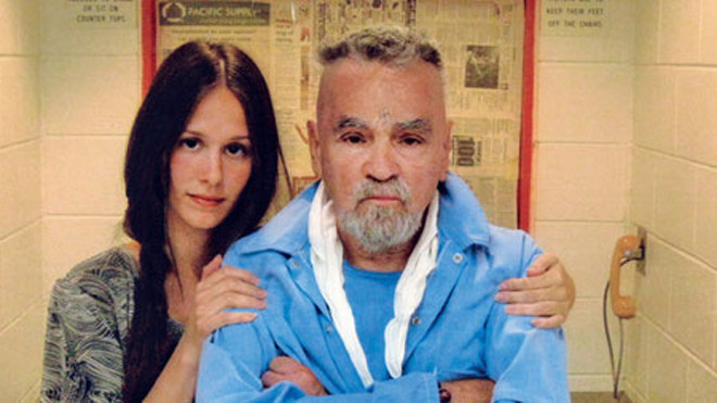 Elaine Burton, 26 tuổi, với Charles Manson, 80 tuổi - Ảnh: Facebook 