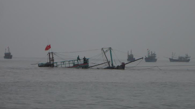 Tàu cá đâm vào đá ngầm, hơn chục ngư dân suýt chết