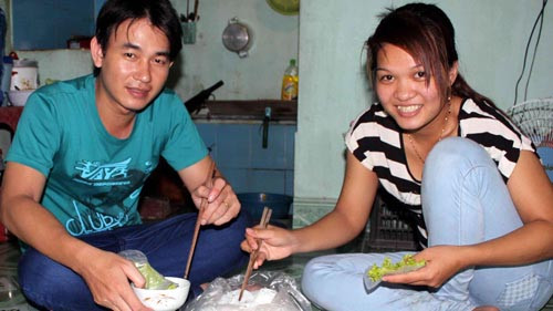 Đôi vợ chồng công nhân Ngọc Giàu - Thành Nghĩa trong căn phòng trọ ở P.Bình Chiểu, Q.Thủ Đức - Ảnh: Như Lịch 