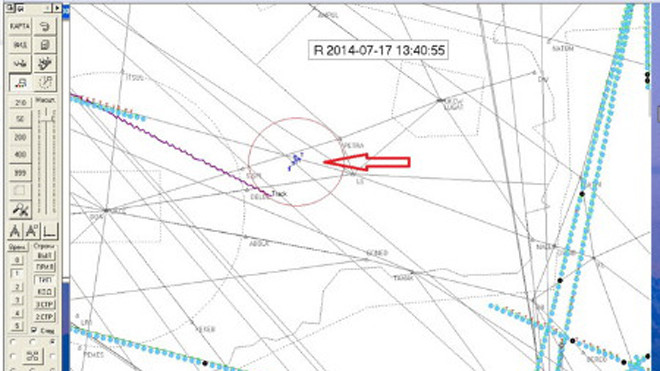 Bản đồ radar với chấm xanh là máy bay lạ, đường màu tím là lộ trình của MH17