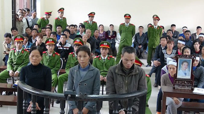 Các bị cáo trước vành móng ngựa. 