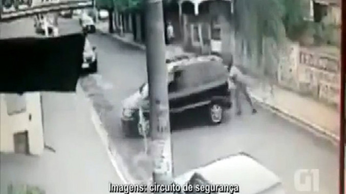 Tài xế bị xe của mình đè đổ tường