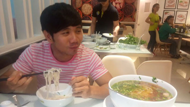 Một khách hàng nhận lời thách đấu - Ảnh: Trung Hiếu 