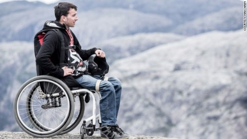 Jarrett Martin luôn nỗ lực hết mình để được bay trên bầu trời mặc dù đôi chân không thể bước đi.