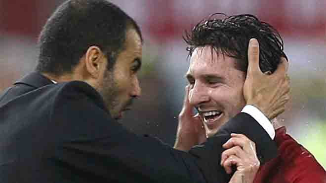 Guardiola (trái) thời còn dẫn dắt Barca. Ảnh: AFP