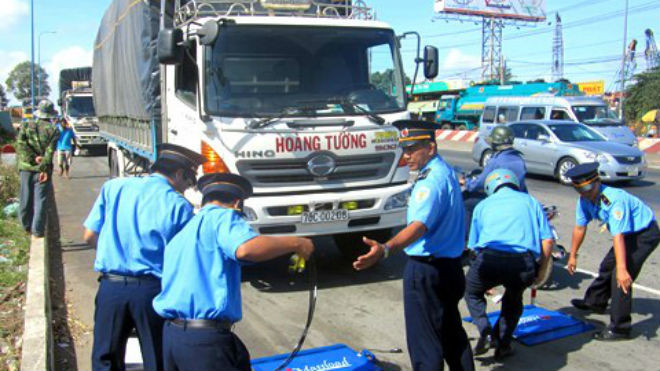 Việc xử lý xe chở qúa tải hiện chưa triệt để do không có bãi buộc hạ tải nên nộp phạt xong tài xế vẫn tiếp tục lưu thông. Ảnh: H.C.