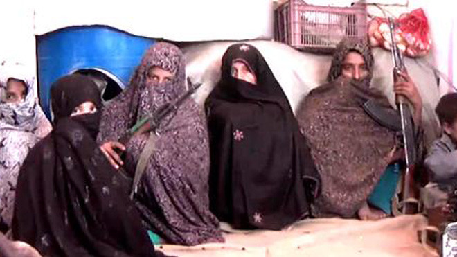 Gia đình bà Gul trong cuộc phỏng vấn với kênh truyền hình Tolo News. Ảnh: Tolo News