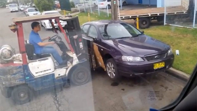 Ôtô đỗ sai bị dịch chuyển bằng xe nâng hàng