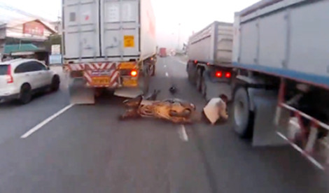 Ngã vào giữa 2 xe tải đang chạy, thoát chết thần kỳ