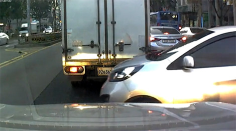 Kia Morning móp đầu vì cố lách giữa 2 xe