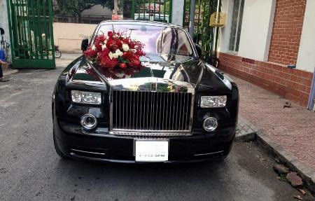 Lam Trường dùng Rolls-Royce Phantom 'đưa nàng về dinh'