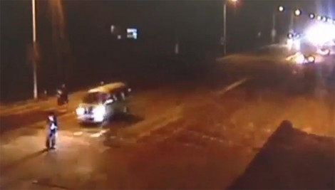 Sống sót thần kỳ dù bị 3 ôtô chèn qua