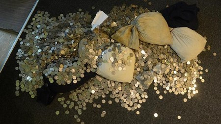 Số tiền xu được vất vương vãi ở đại lý bán xe Motors Exotic 