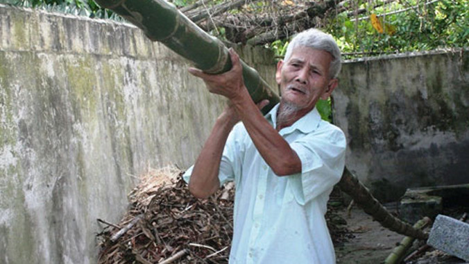 "Cụ thanh niên” Nguyễn Văn Đàm 93 tuổi vẫn vác tre, bê đá. 