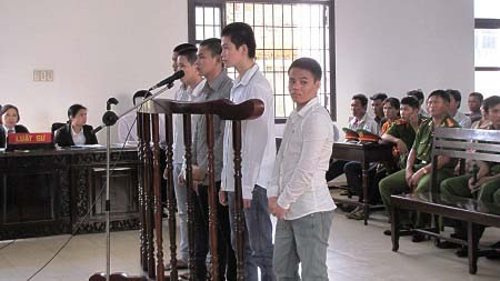 Các bị cáo 9x đang đứng trước vành móng ngựa 