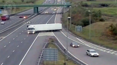 Bị tù treo vì quay đầu xe trên cao tốc