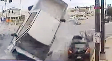 Ô tô bán tải đâm kinh hoàng ở ngã tư, nhiều xe nát bét