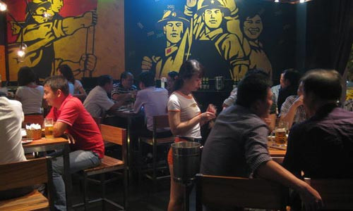Trào lưu beer club bùng nổ trong vài năm trở lại đây, thu hút lượng khách không nhỏ là giới văn phòng, những người làm kinh doanh.