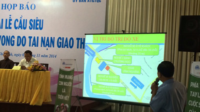 Đại diện Sở Giao thông vận tải TPHCM trình bày phương án phân luồng cho ngày đại lễ cầu siêu