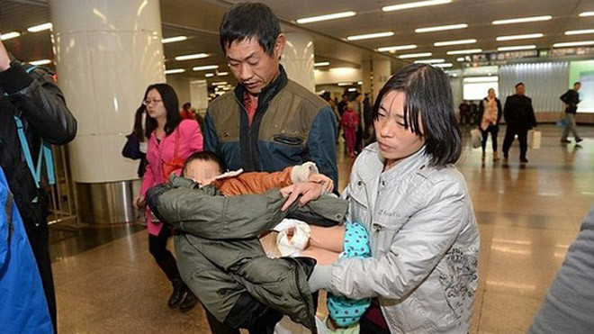 Bé Qiang Qiang được đưa vào bệnh viện cấp cứu