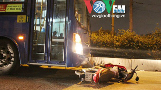 Chiếc xe máy bị kéo lê về phía trước hơn 5m. 