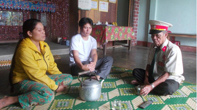 Ông Zơ Râm Bôi đến từng nhà vận động phụ huynh cho con em đến trường. 
