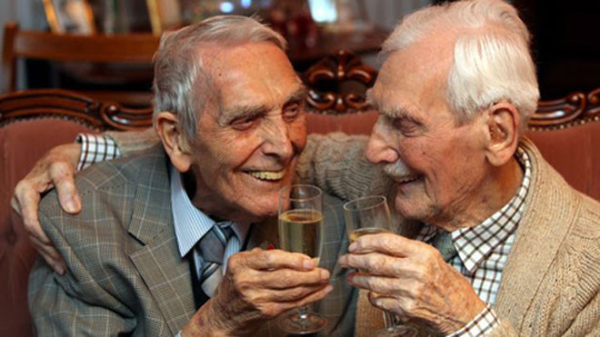 Anh em cụ Eric nâng cốc mừng sinh nhật lần thứ 99. Ảnh: The Journal.