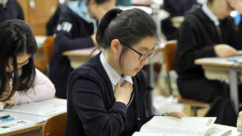 Thí sinh dự một kỳ thi SAT tại Seoul, Hàn Quốc. Ảnh: CNN.