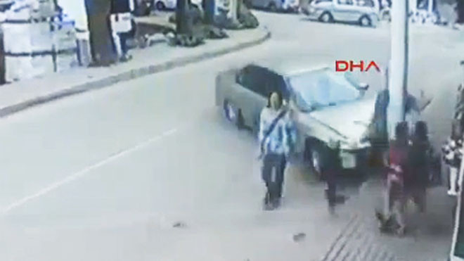 Ô tô gây tai nạn kinh hoàng, 3 người thoát chết trong gang tấc 