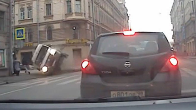 Ôtô gặp nạn lật nghiêng suýt đè trúng người đi bộ