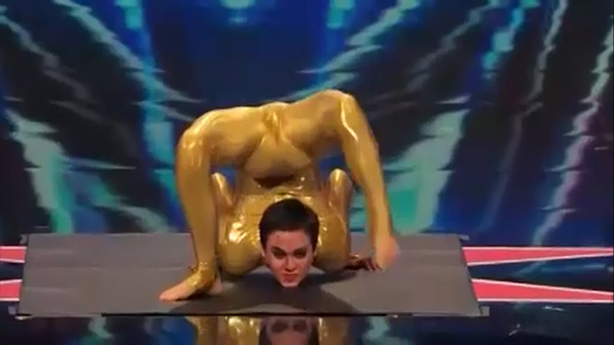 Kinh ngạc khả năng uốn dẻo của người phụ nữ 36 tuổi