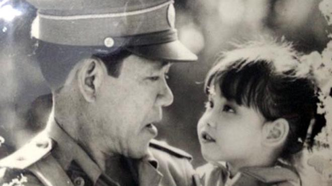 Hình ảnh ông Thành giải cứu bé gái trong một vụ bắt cóc. Ảnh gia đình cung cấp.