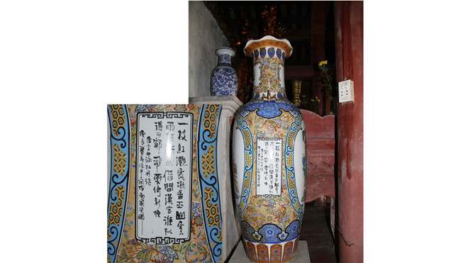 Chiếc bình được đặt ở tam bảo chùa Vân Tiêu, non thiêng Yên Tử và cận cảnh bài thơ nói chuyện mây mưa - Ảnh: Trần Dương 