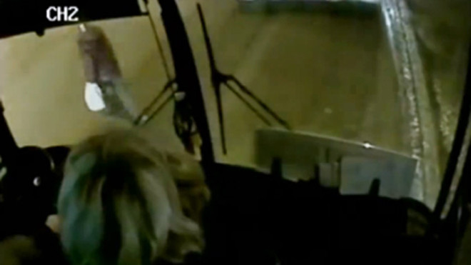 Bất cẩn qua đường, cậu bé bị ôtô đâm trúng