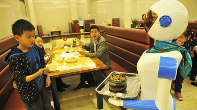 Thực khách tại nhà hàng tỏ ra thích thú khi được nhân viên robot phục vụ. Ảnh: Shanghaiist